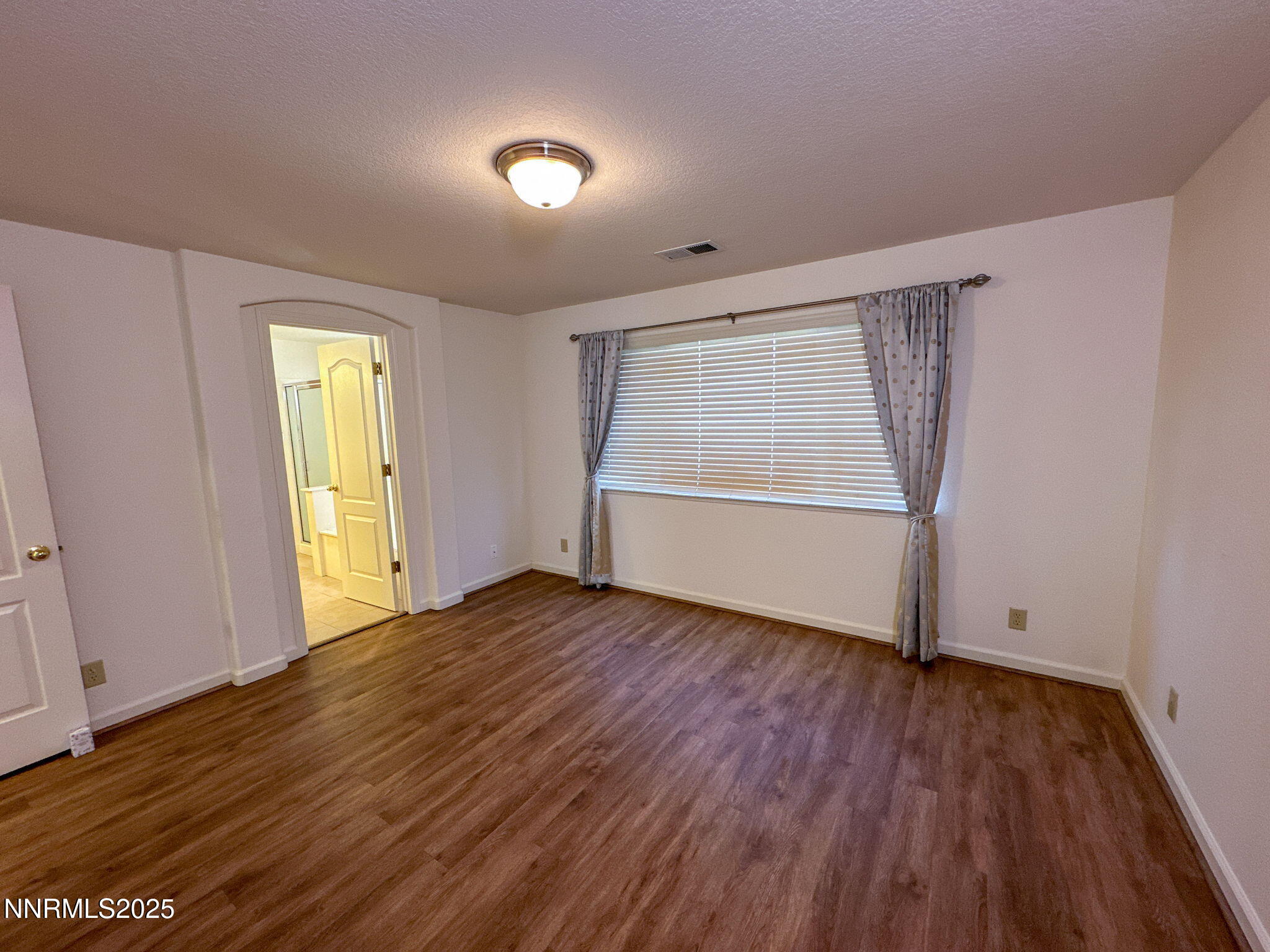 24-web-or-mls-Primary Bed 1