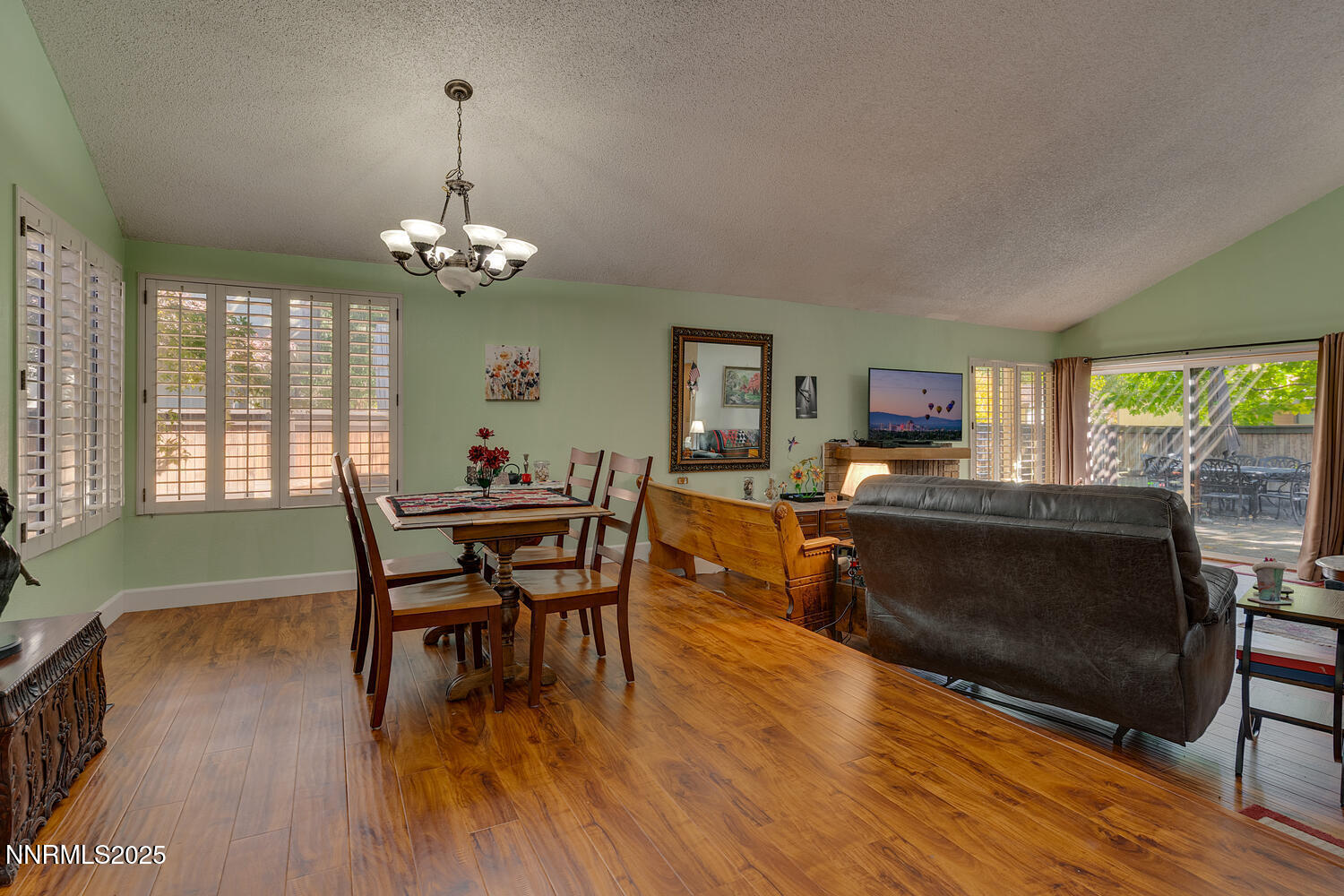 390 W Riverview Cir Reno NV-large-018-00