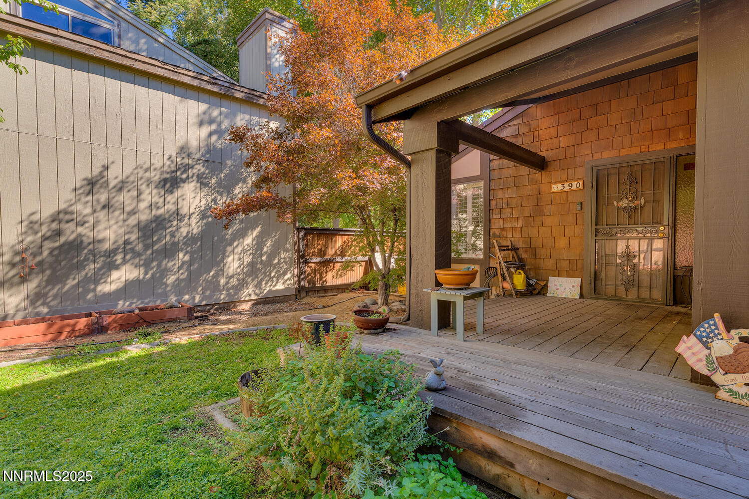 390 W Riverview Cir Reno NV-large-001-02