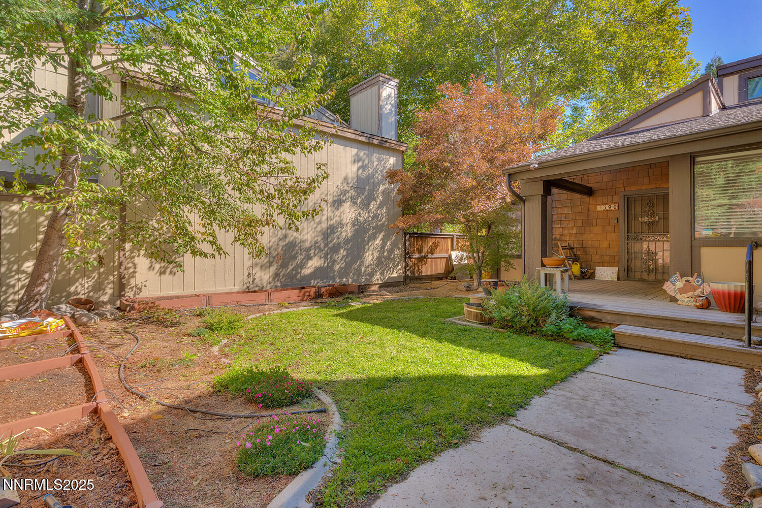 390 W Riverview Cir Reno NV-large-002-01