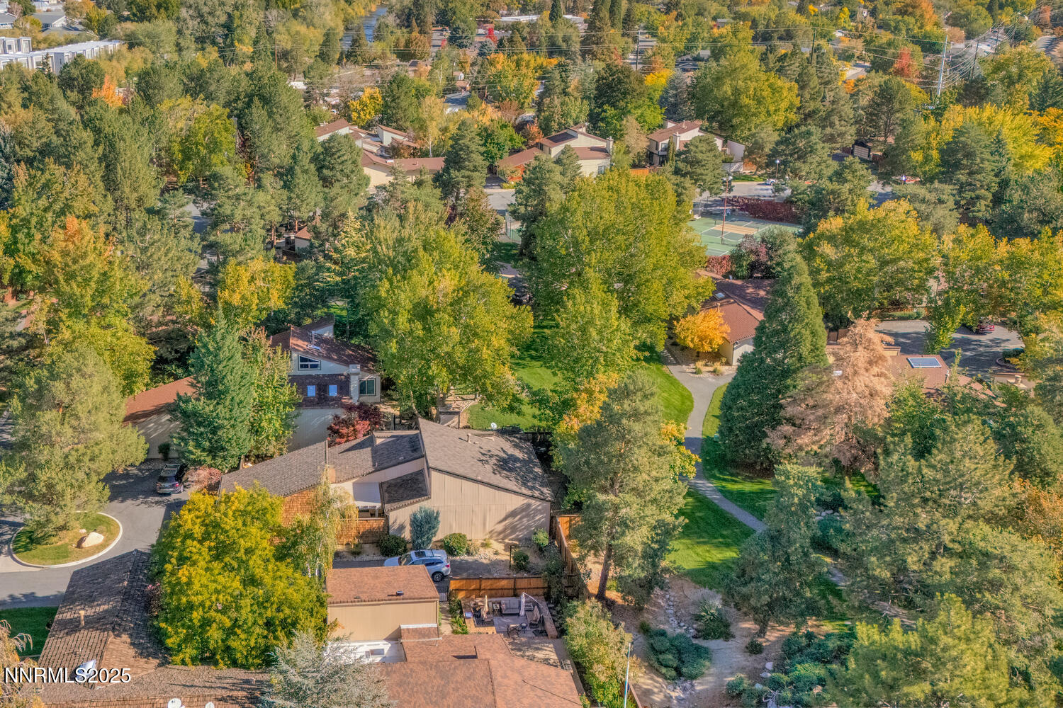 390 W Riverview Cir Reno NV-large-006-00