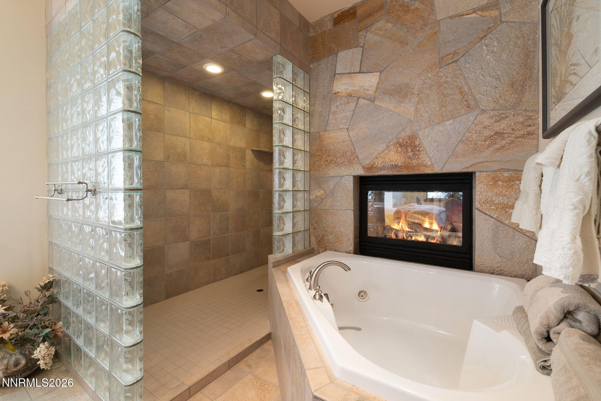 48-web-or-mls-726 Lakeshore interior-49