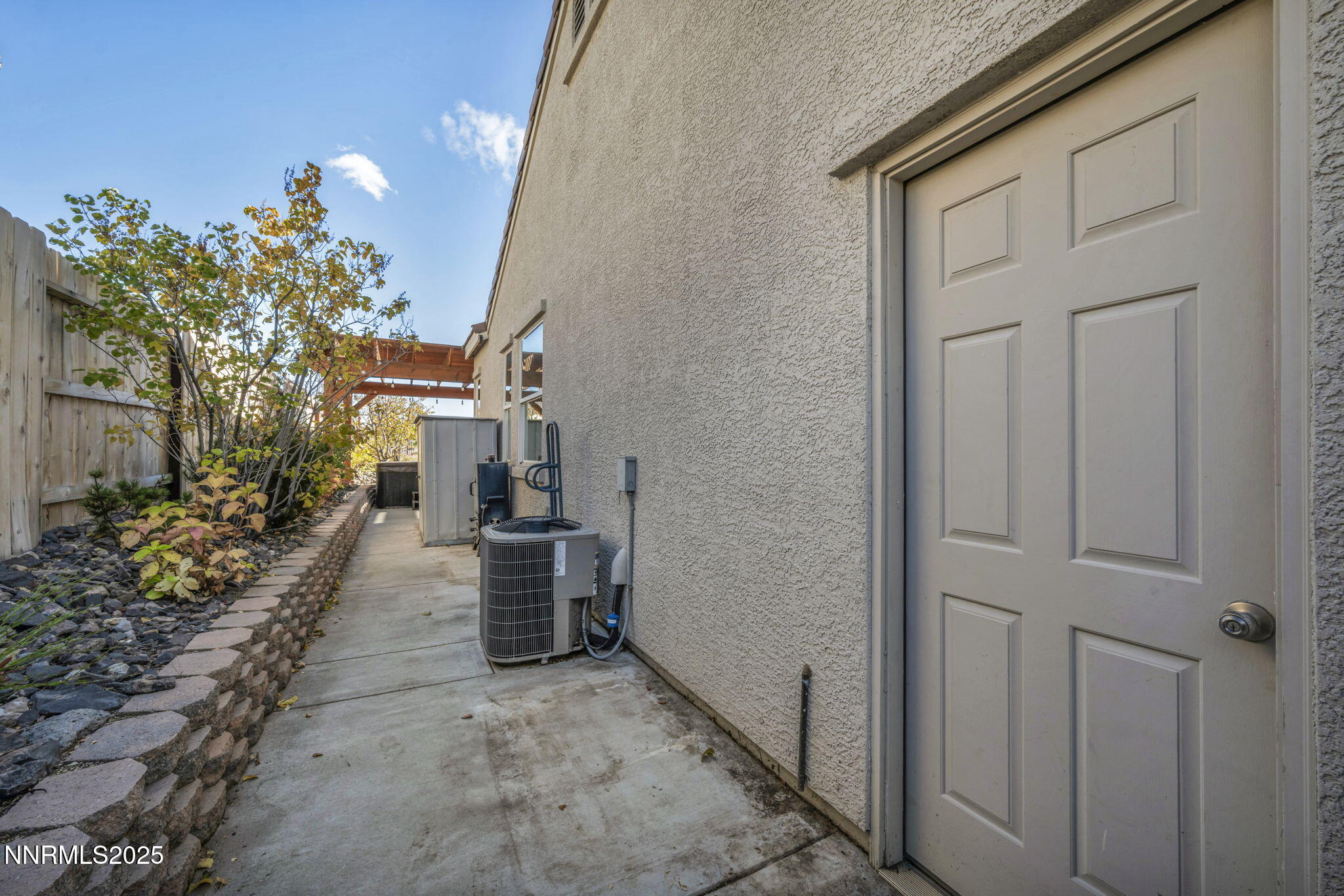 21-web-or-mls-7340-heritage-oaks-dr
