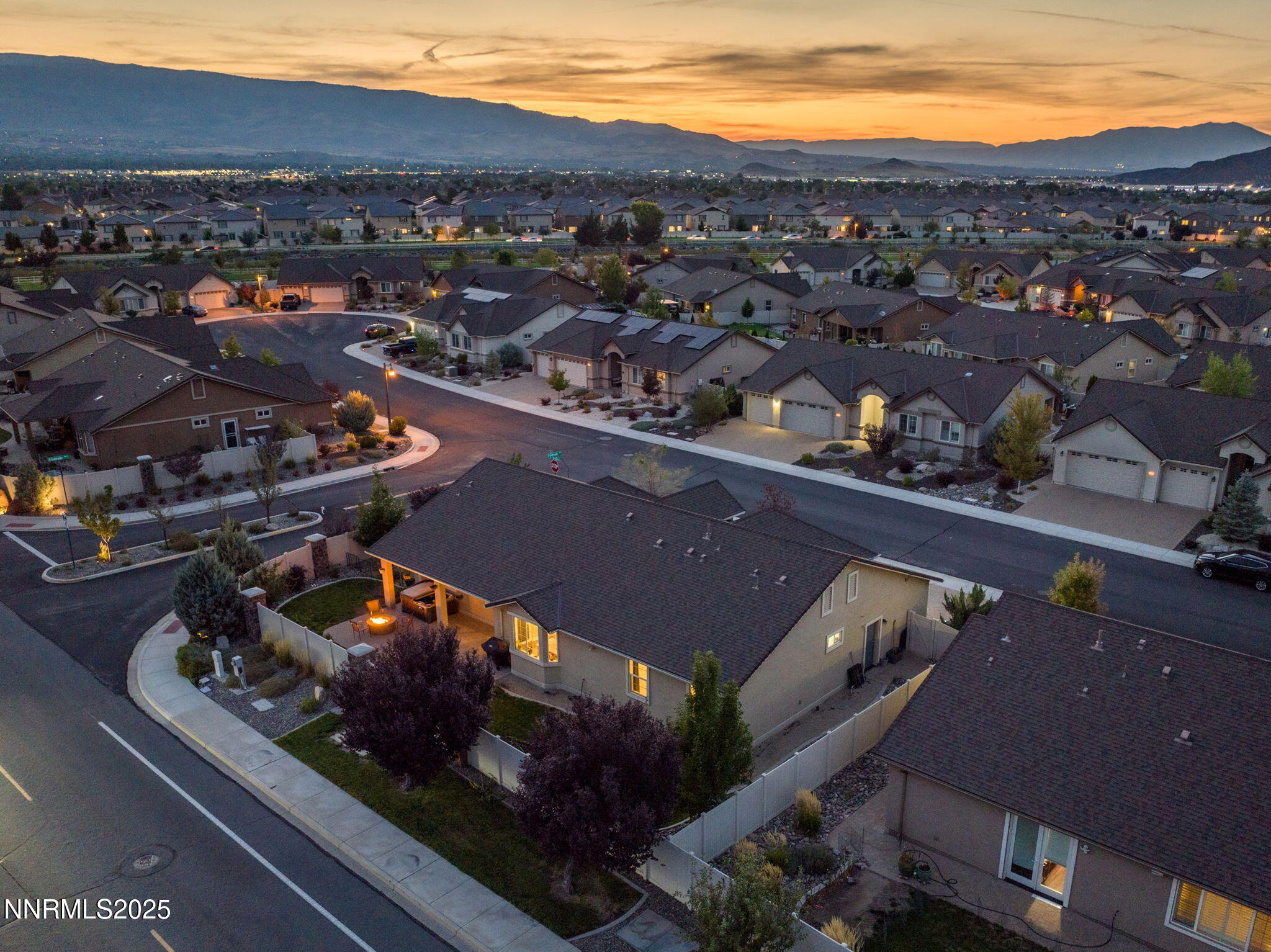 49-web-or-mls-2174 Ceclile Ct twilight d