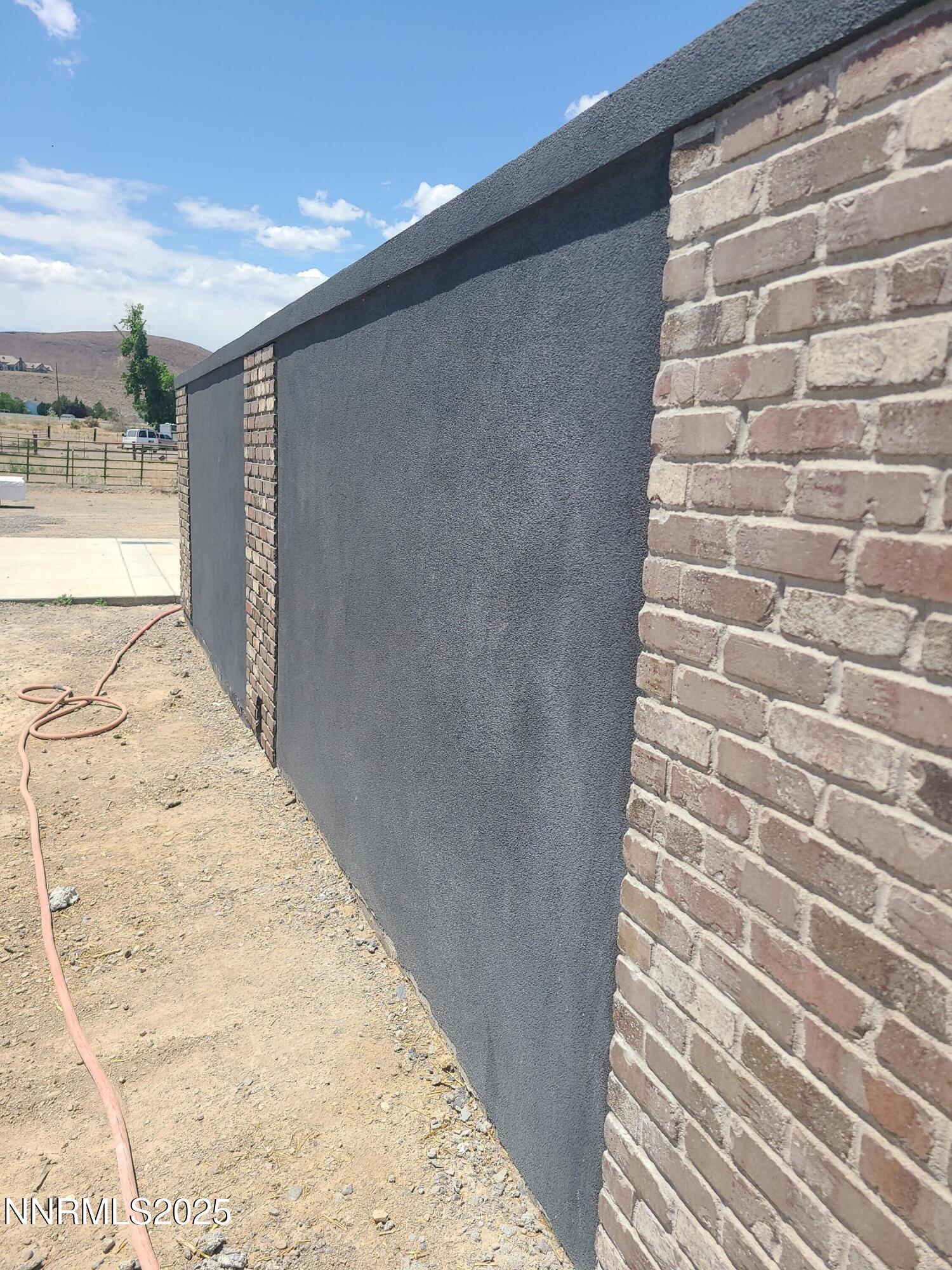 TOM COURTYARD WALL 25