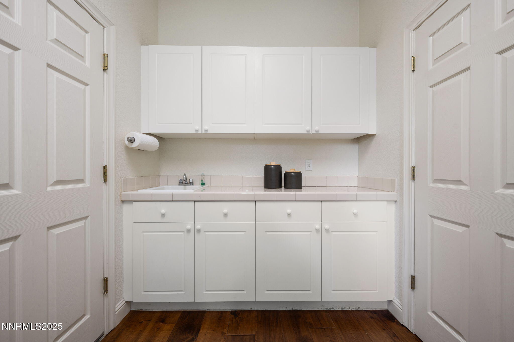 9-web-or-mls-2573 Rampart Terrace-10