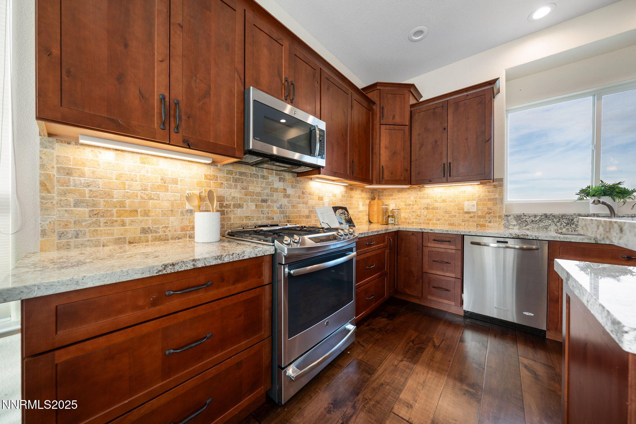 20-web-or-mls-2573 Rampart Terrace-21