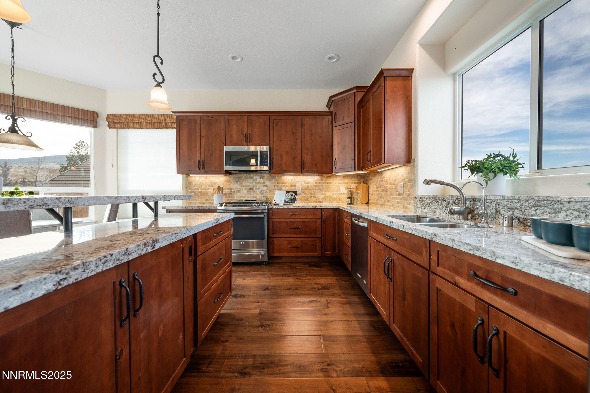 17-web-or-mls-2573 Rampart Terrace-18