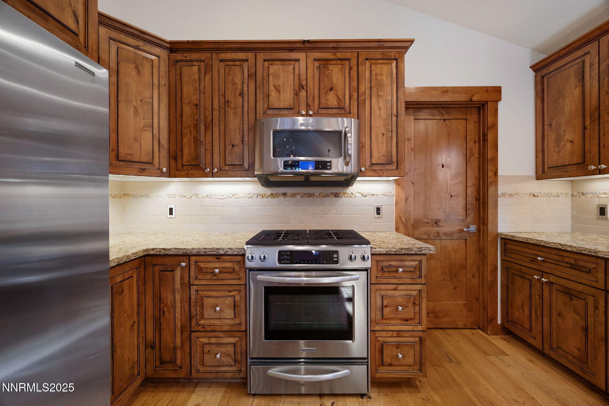 21-web-or-mls-779 Rosewood-31