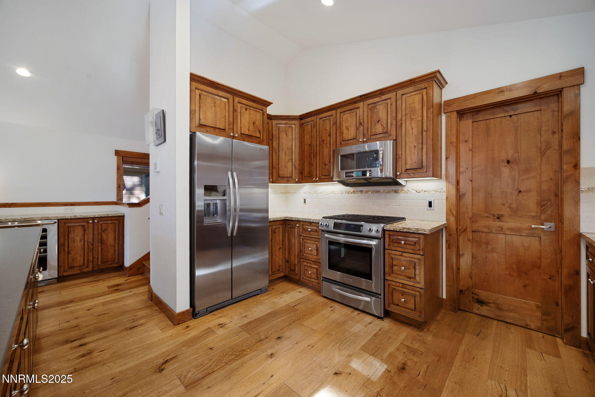 19-web-or-mls-779 Rosewood-30