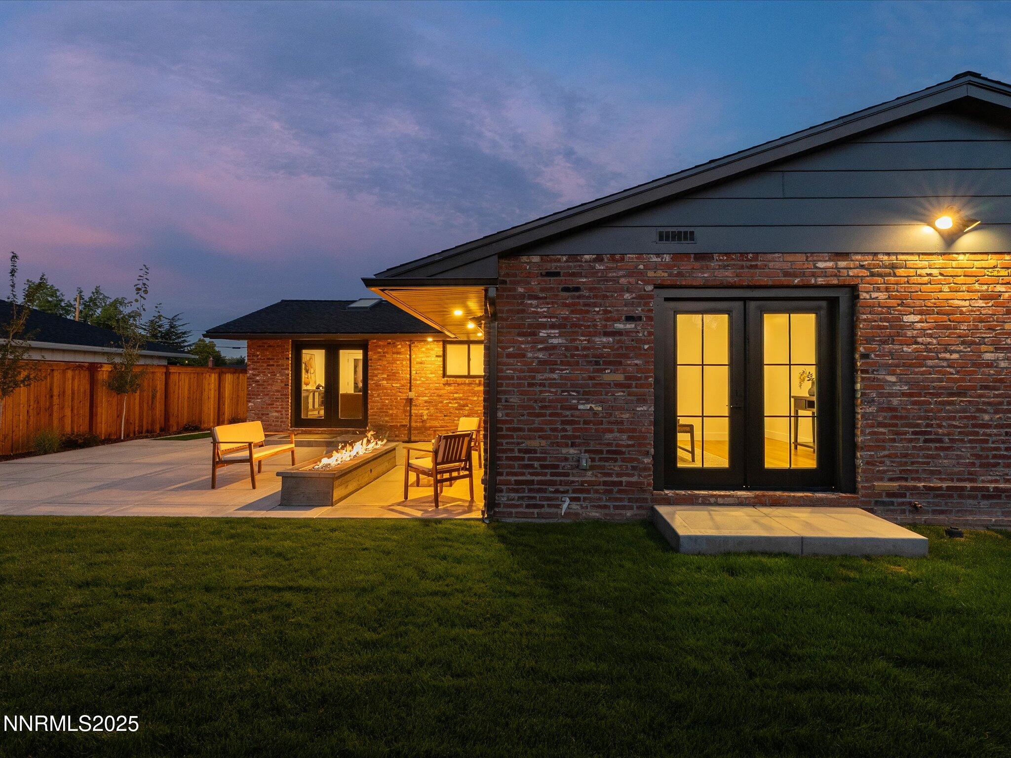 091-1245 Sharon Way-twilights-112