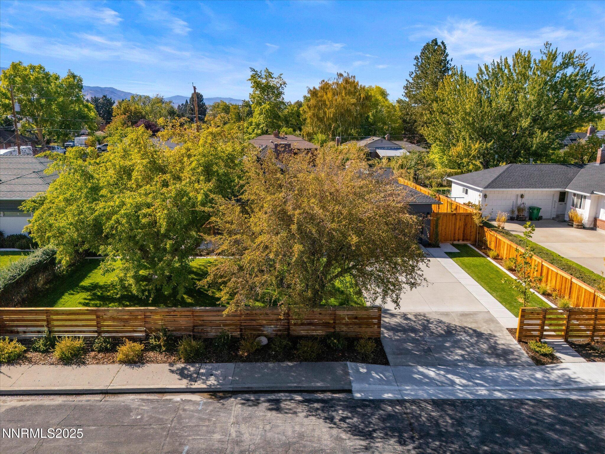 067-1245 Sharon Way-166