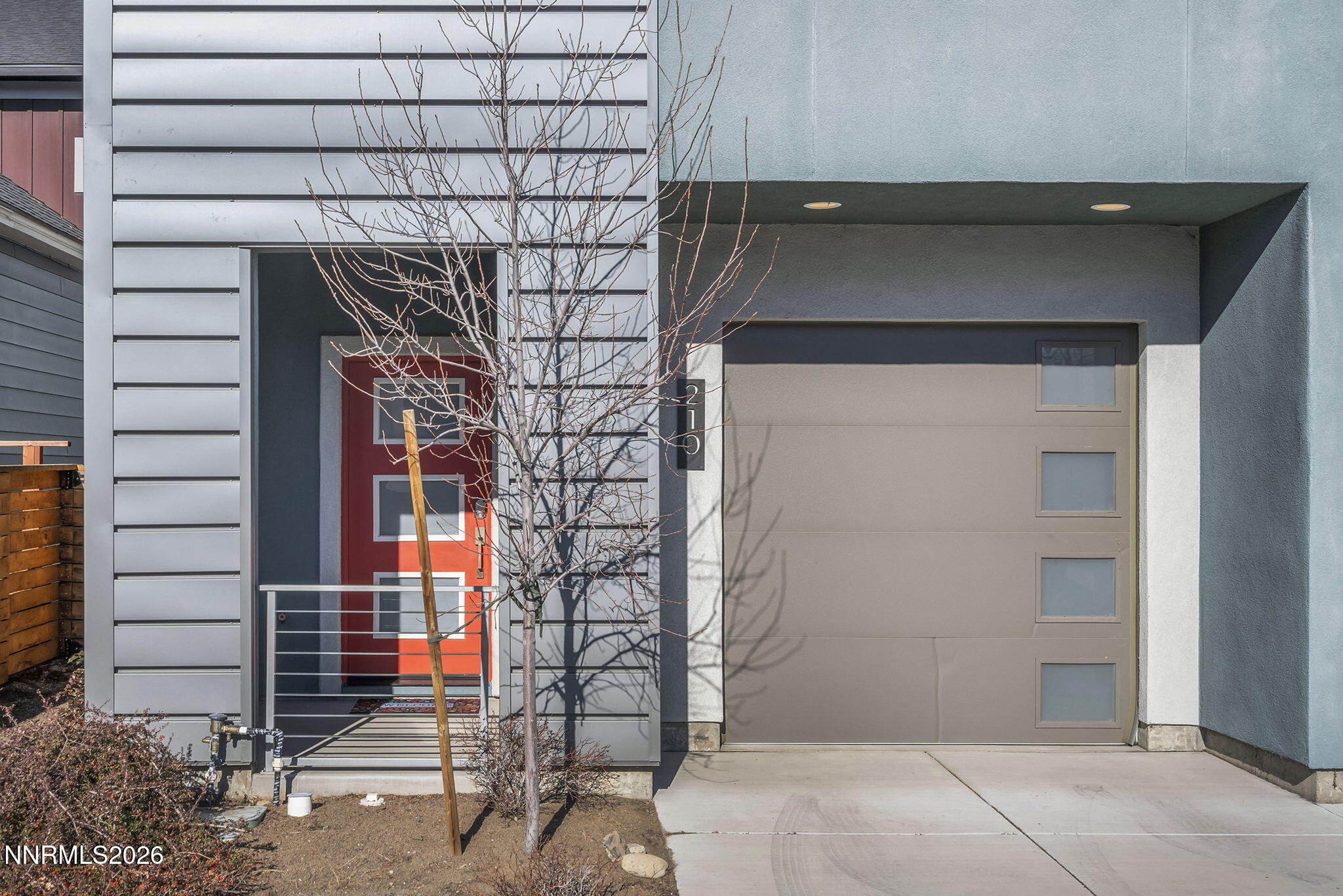 WALLACE Stewart Front Ext Close