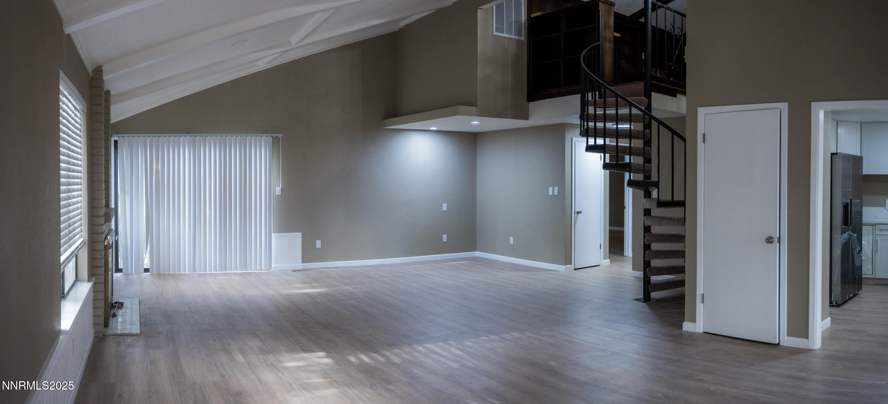 IslaPhoto-360-East-Riverview Circle-Dark