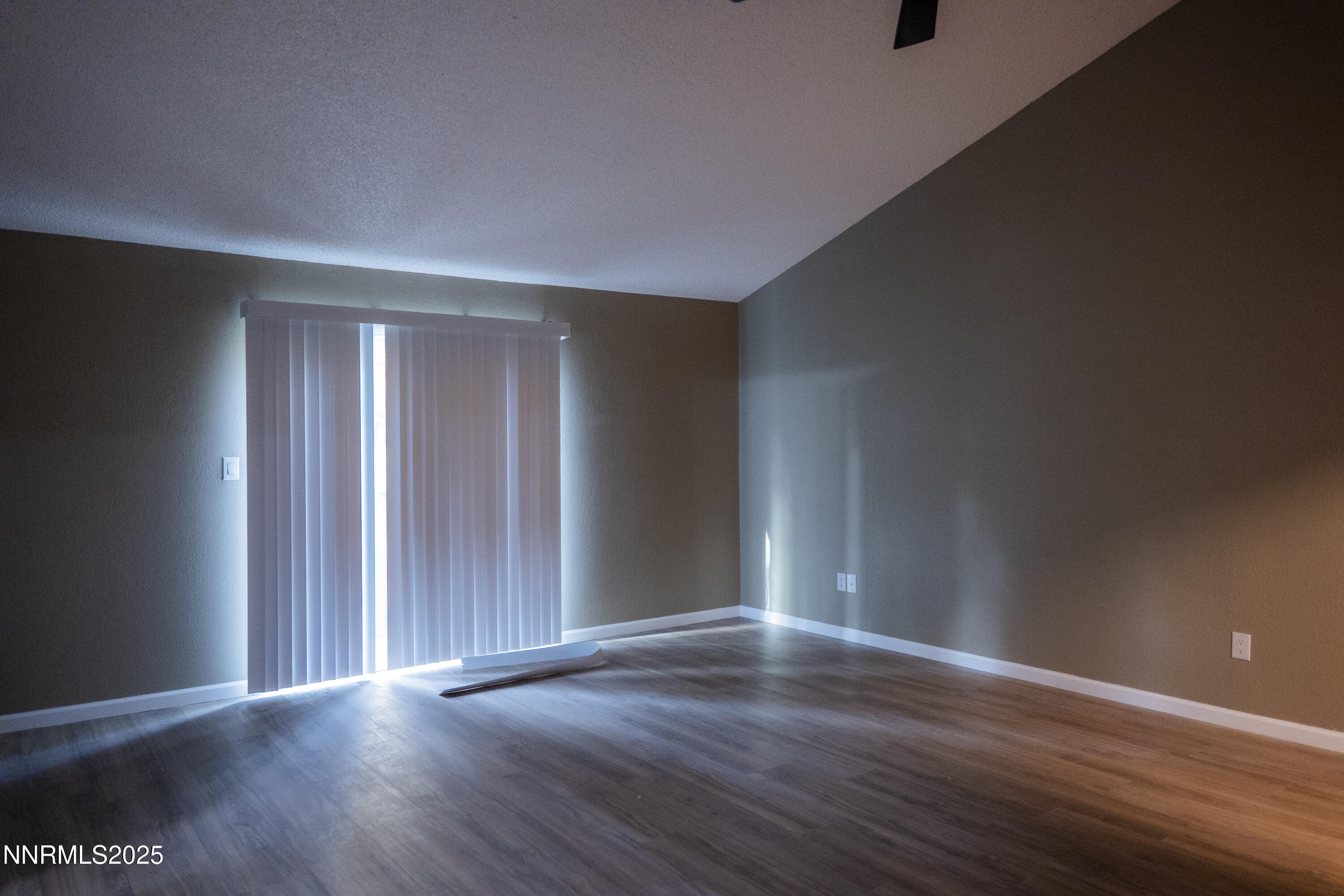 IslaPhoto-360-East-Riverview Circle-Dark