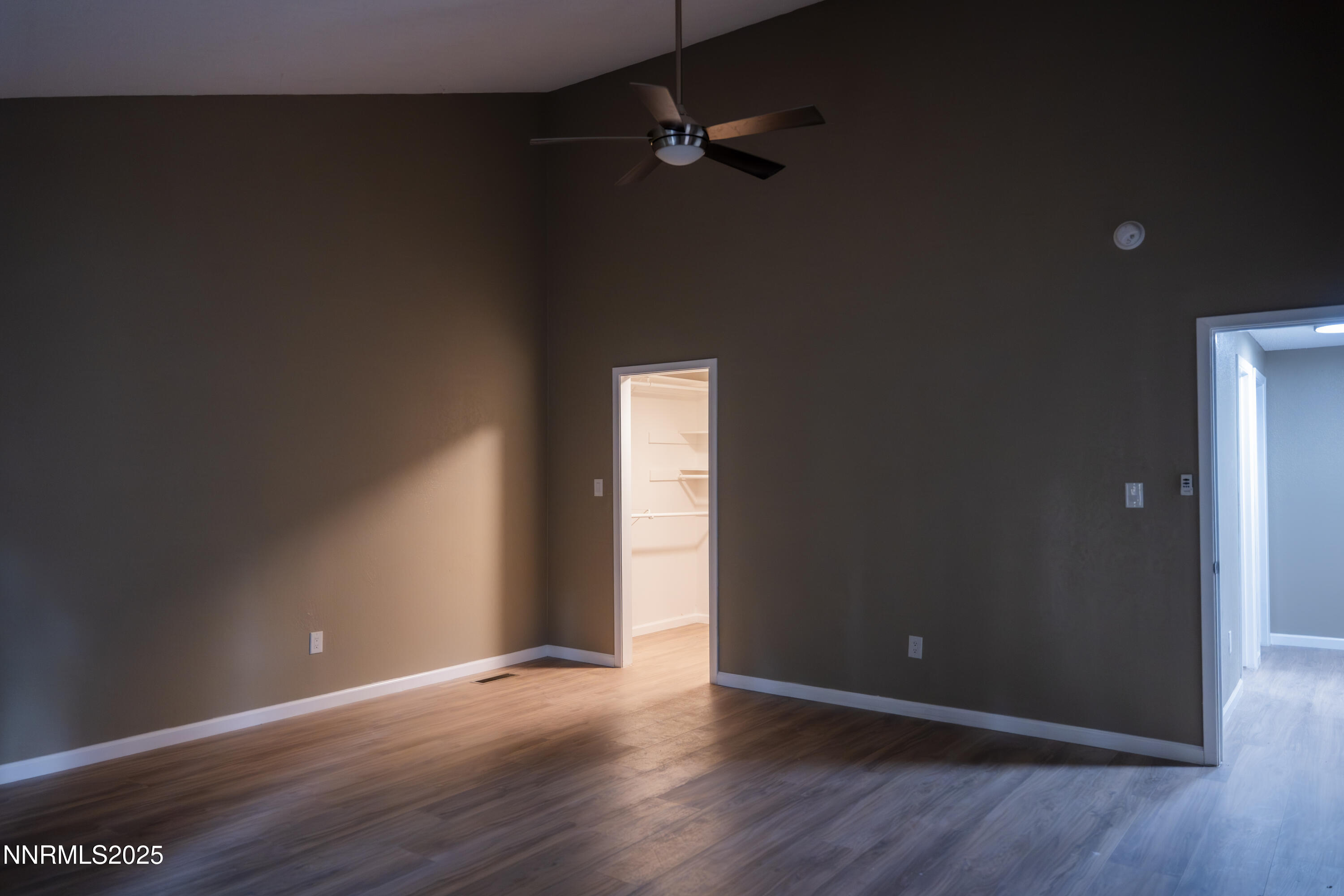 IslaPhoto-360-East-Riverview Circle-Dark