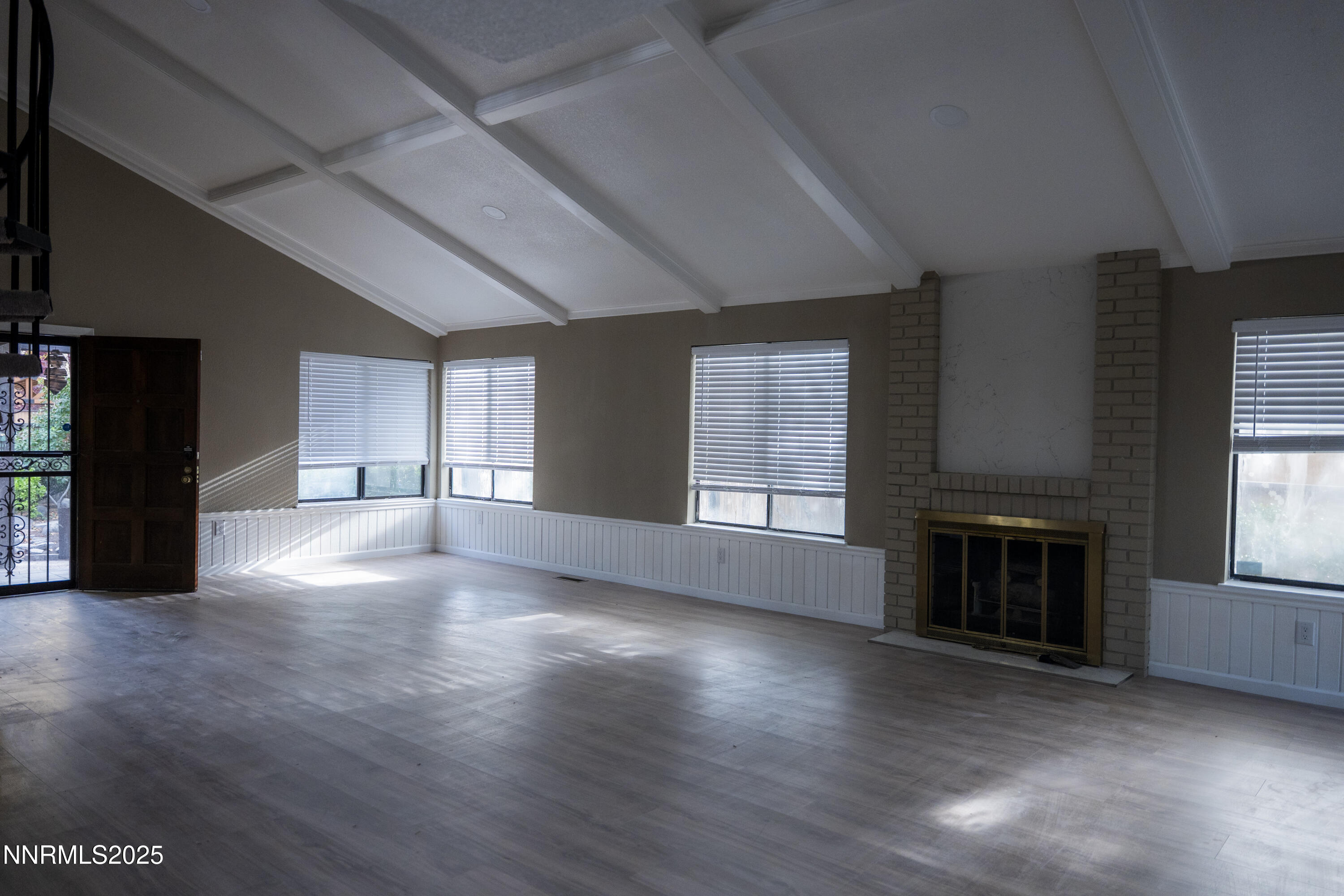 IslaPhoto-360-East-Riverview Circle-Dark