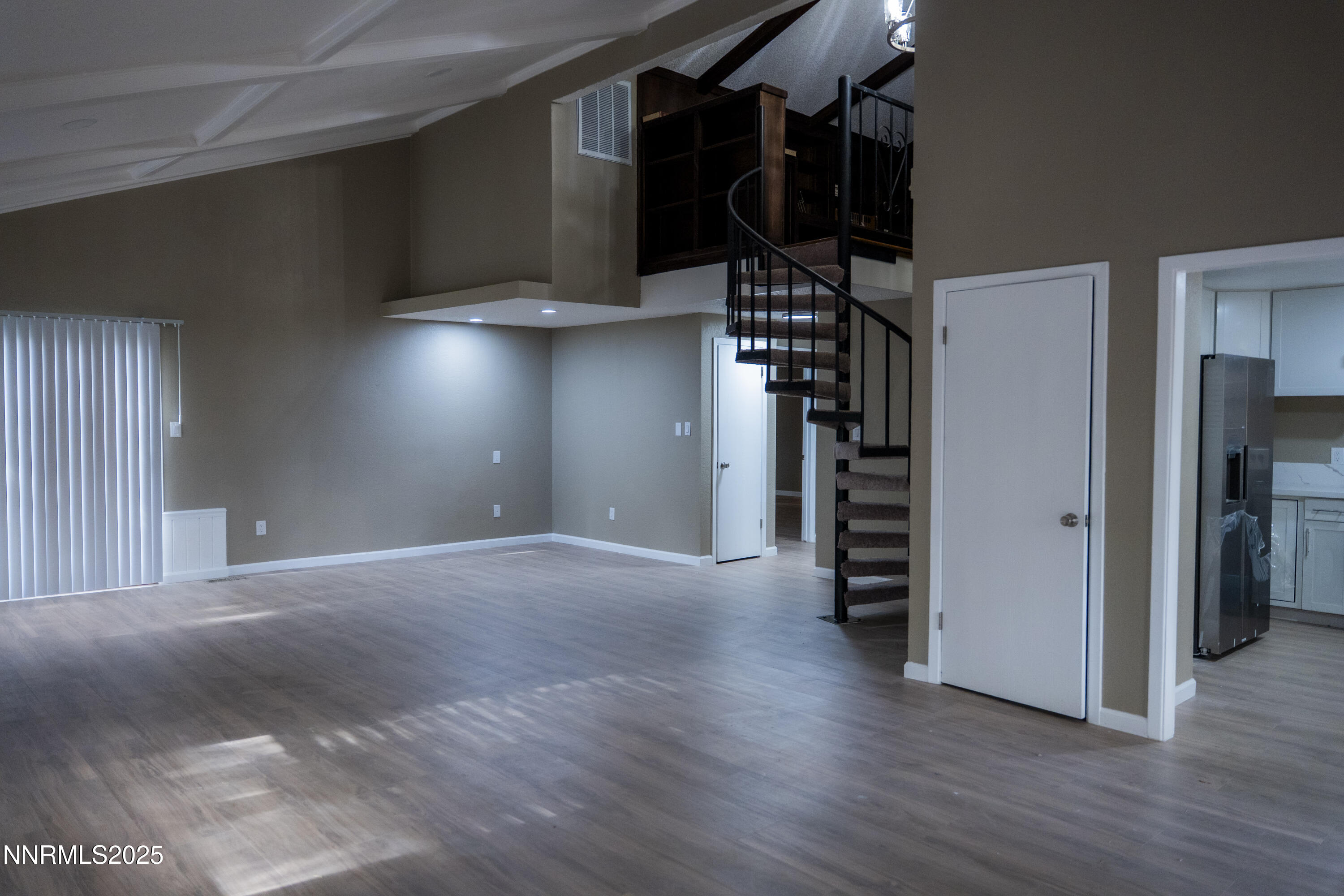 IslaPhoto-360-East-Riverview Circle-Dark