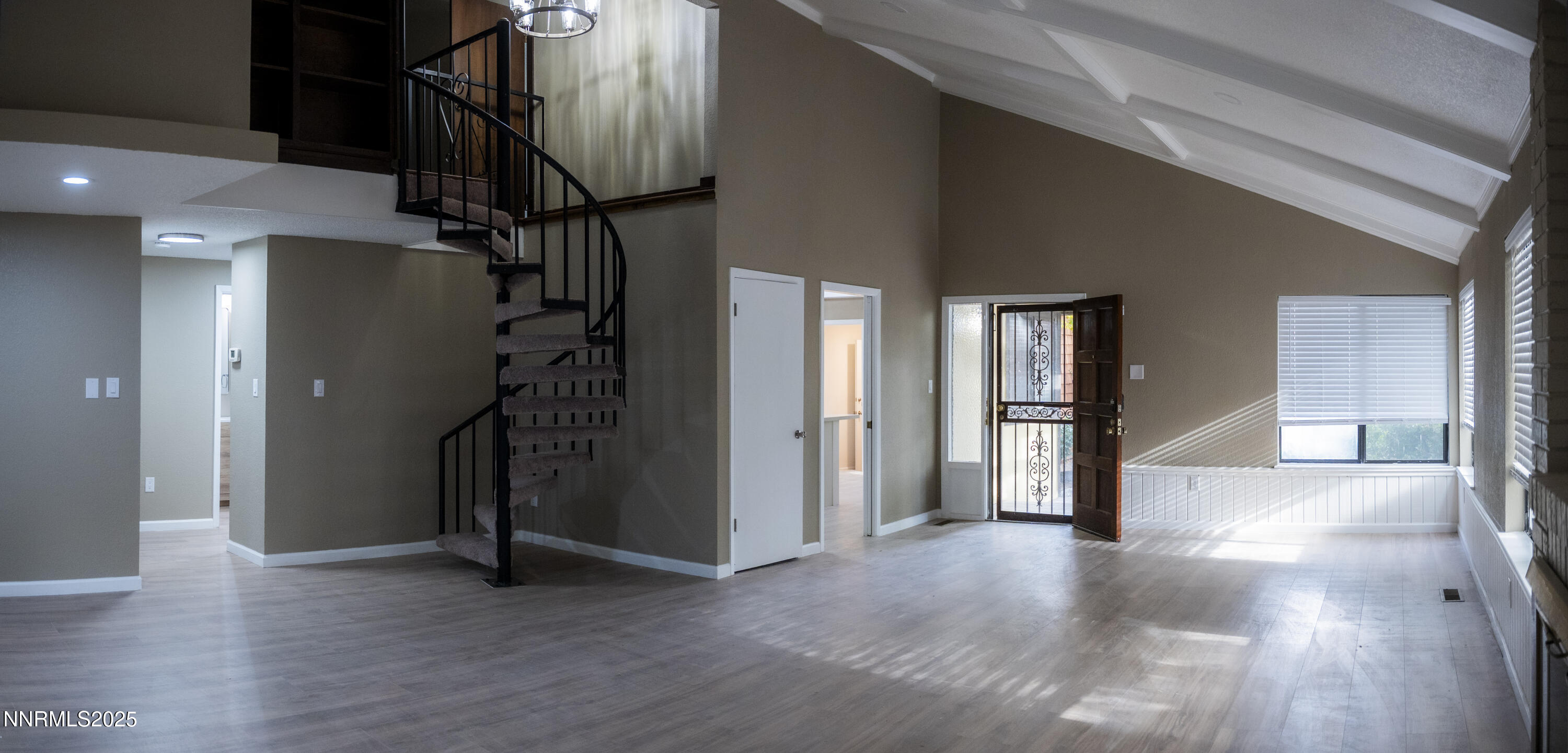 IslaPhoto-360-East-Riverview Circle-Dark