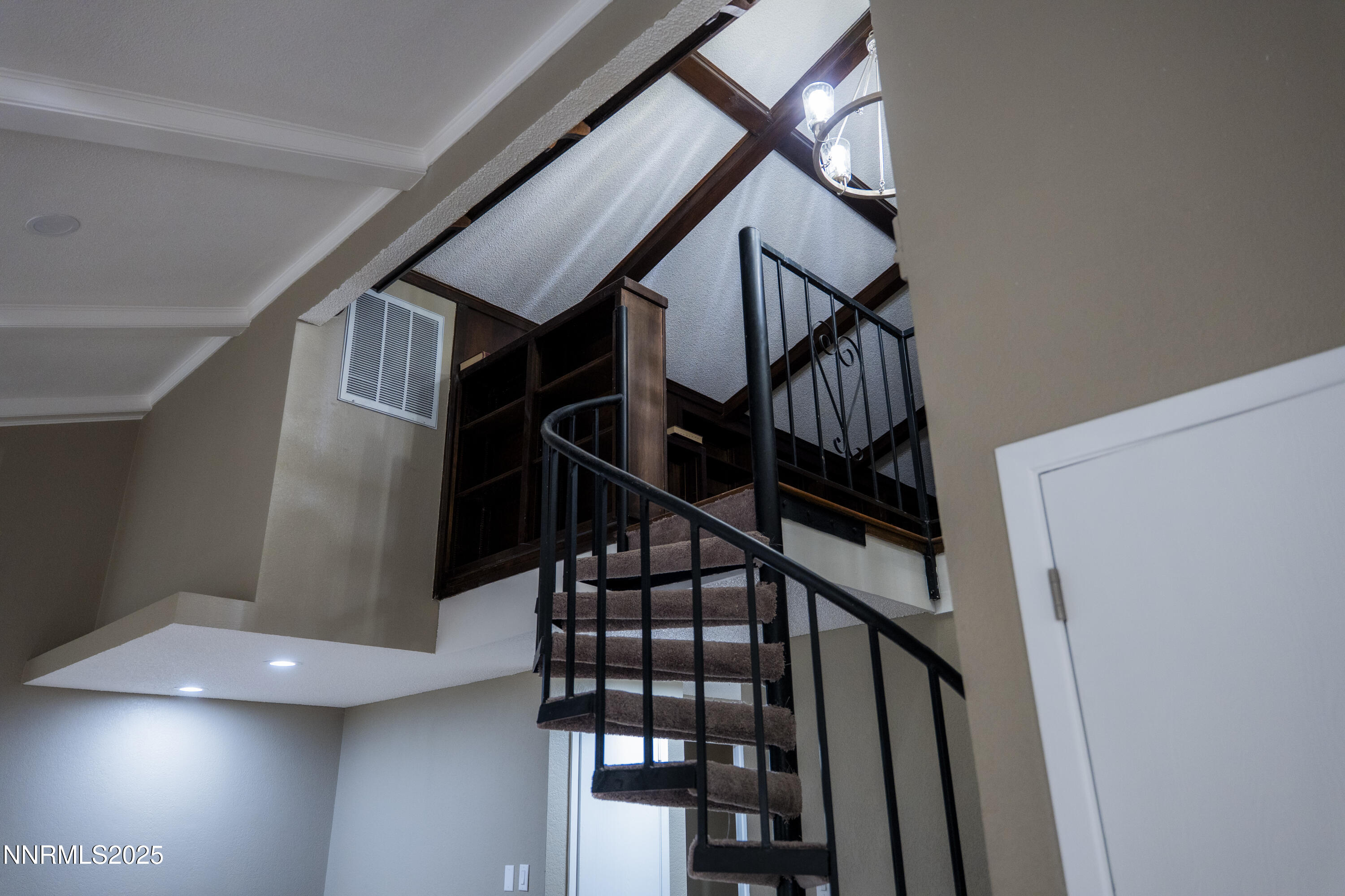 IslaPhoto-360-East-Riverview Circle-Dark