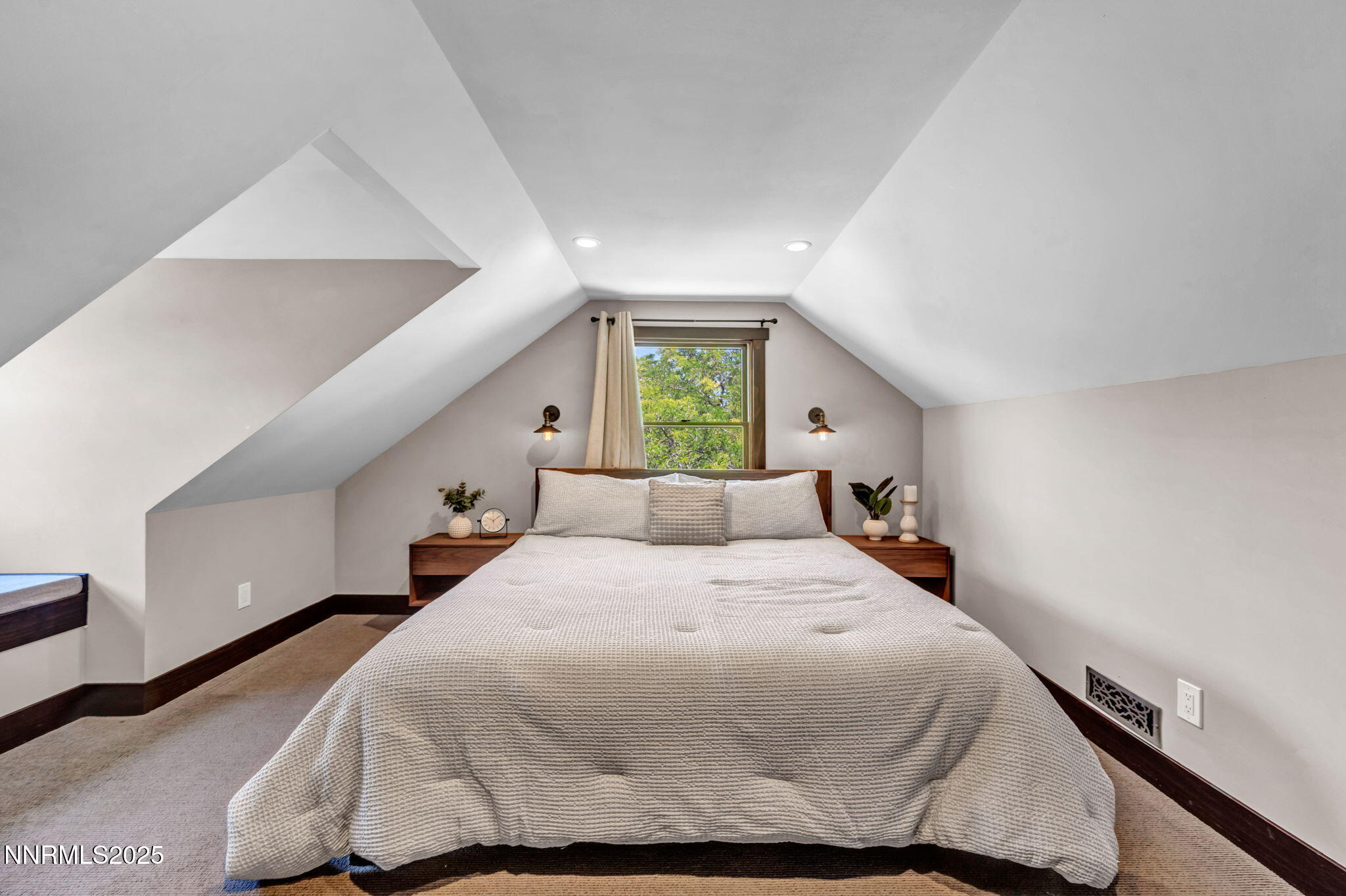 29-web-or-mls-1300-clough-rd