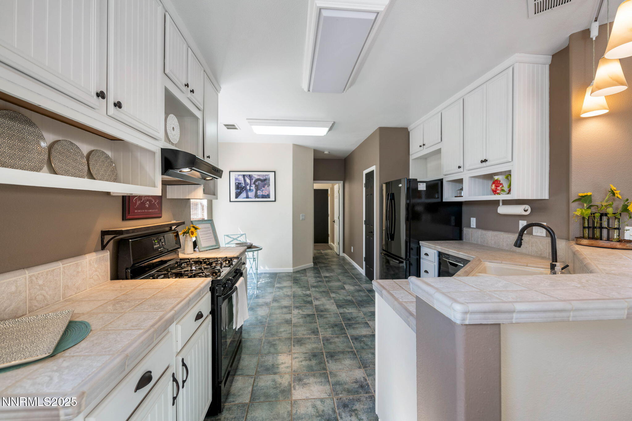 Fully applianced kitchen with eating bar