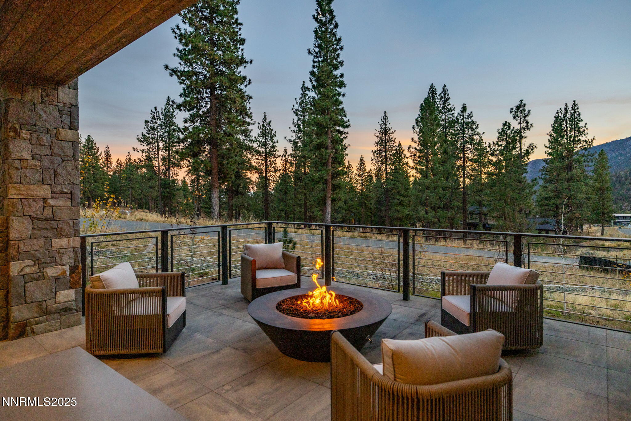 29-web-or-mls-3363 Golf Club Dr twilight