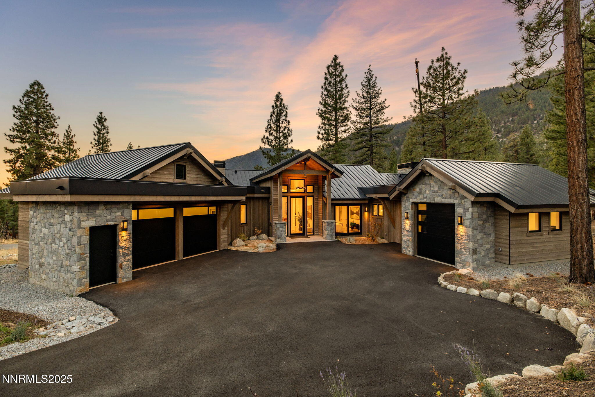 23-web-or-mls-3363 Golf Club Dr twilight