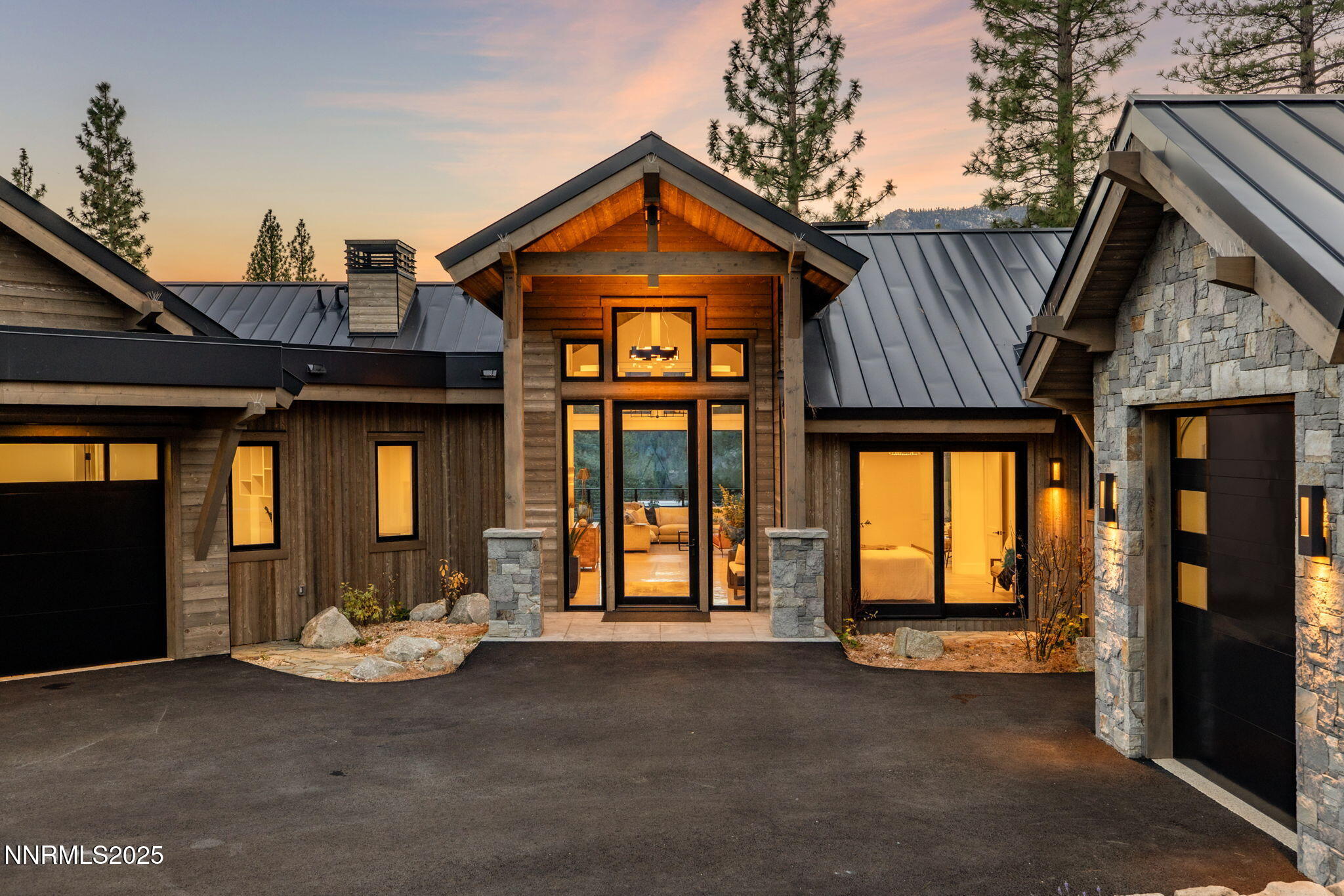 31-web-or-mls-3363 Golf Club Dr twilight