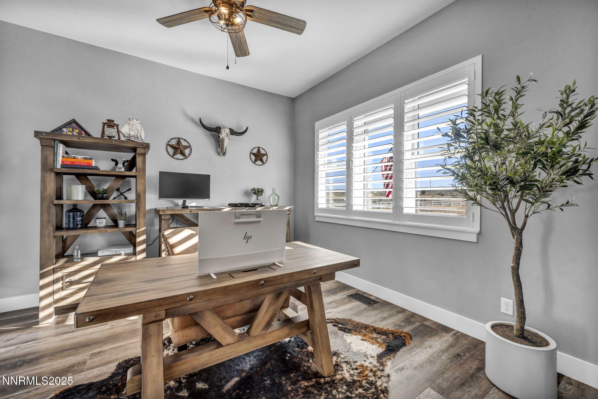 Office or bedroom off entry