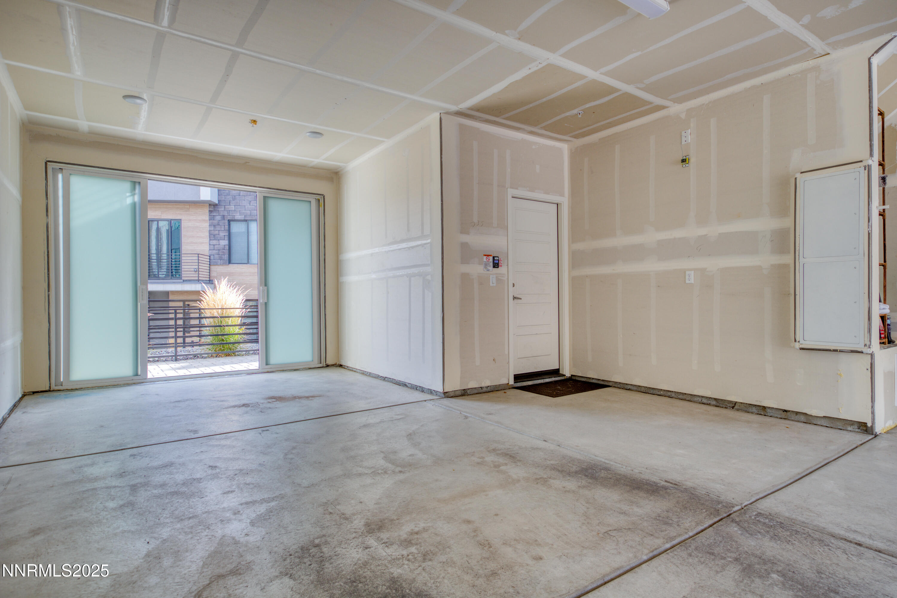 RiverHatching2562-030