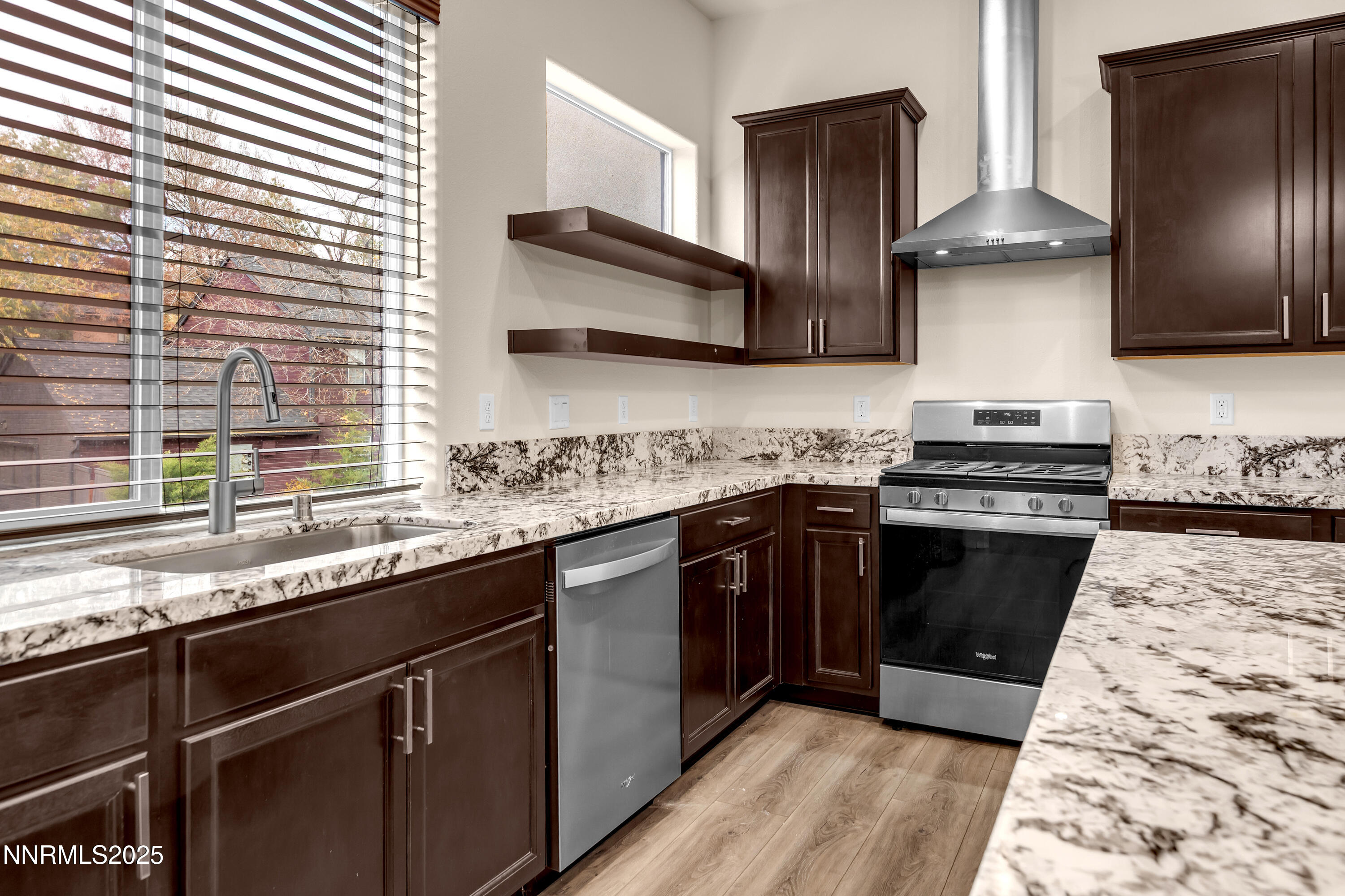 RiverHatching2562-011