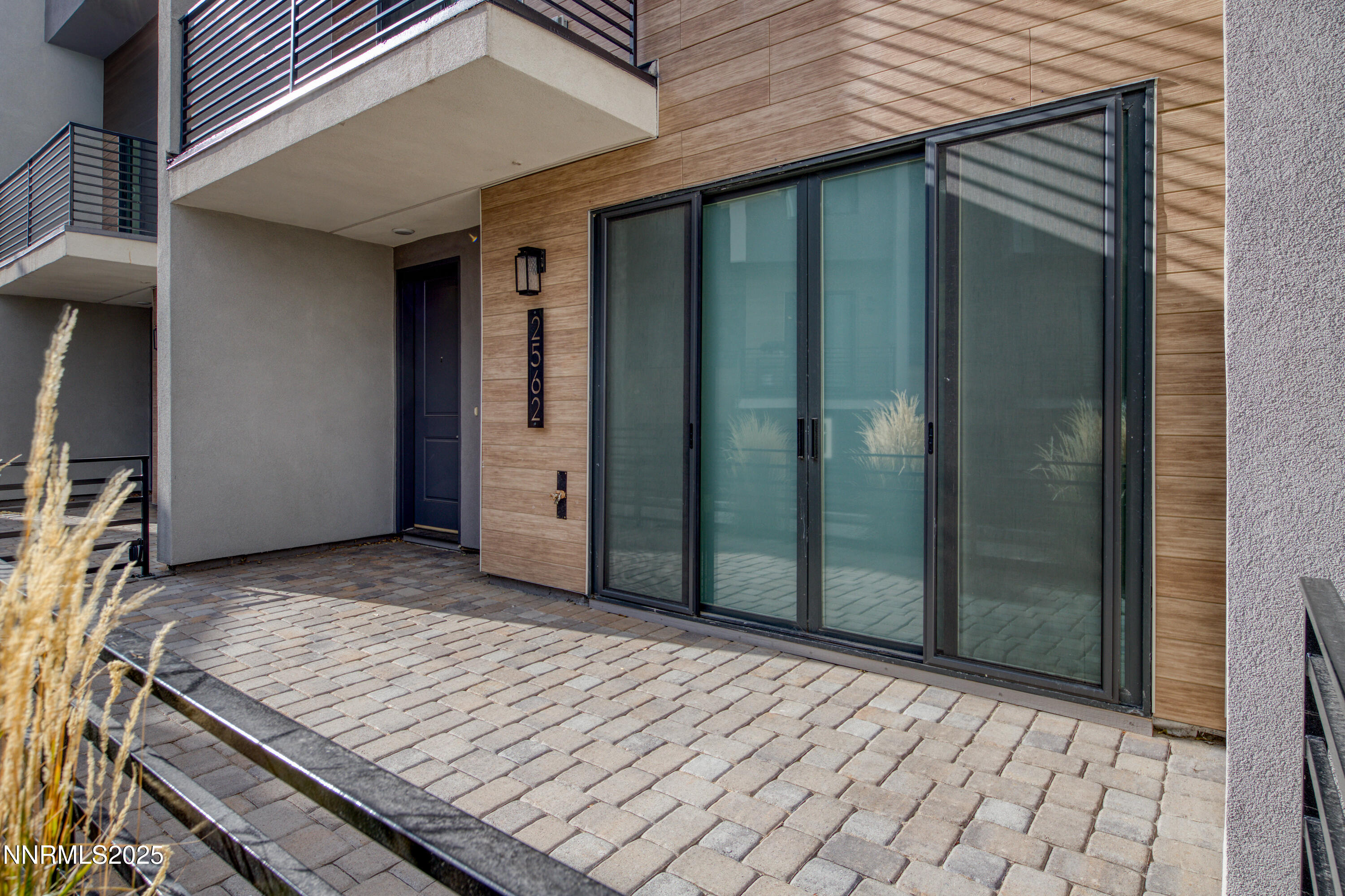 RiverHatching2562-002