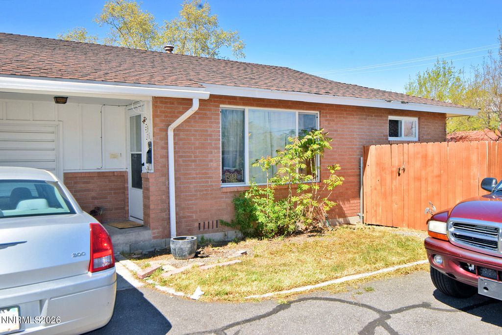 Photo of 962 Roberts Street, Reno, NV 89502 (MLS # 260004029)