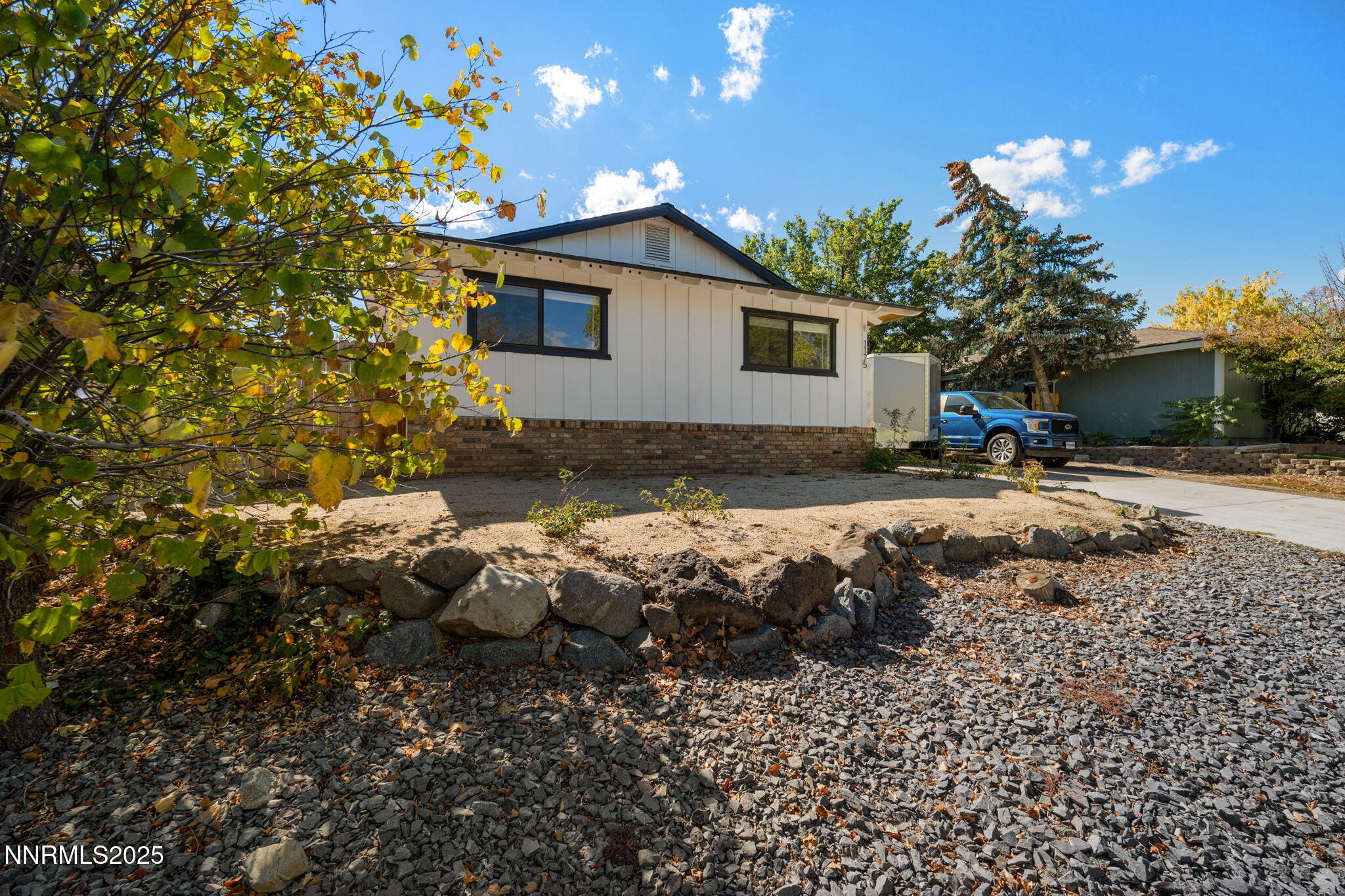 37-web-or-mls-1175 Akard Dr_-25