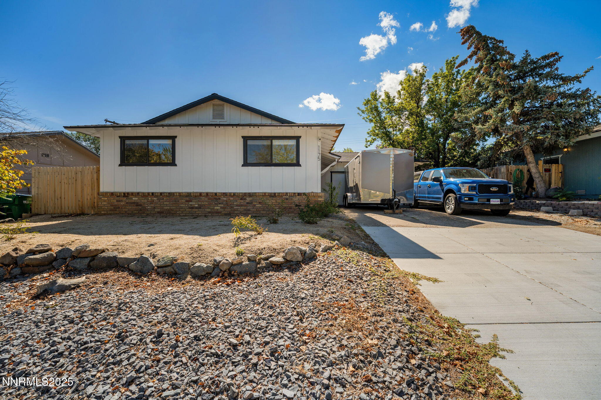 36-web-or-mls-1175 Akard Dr_-24