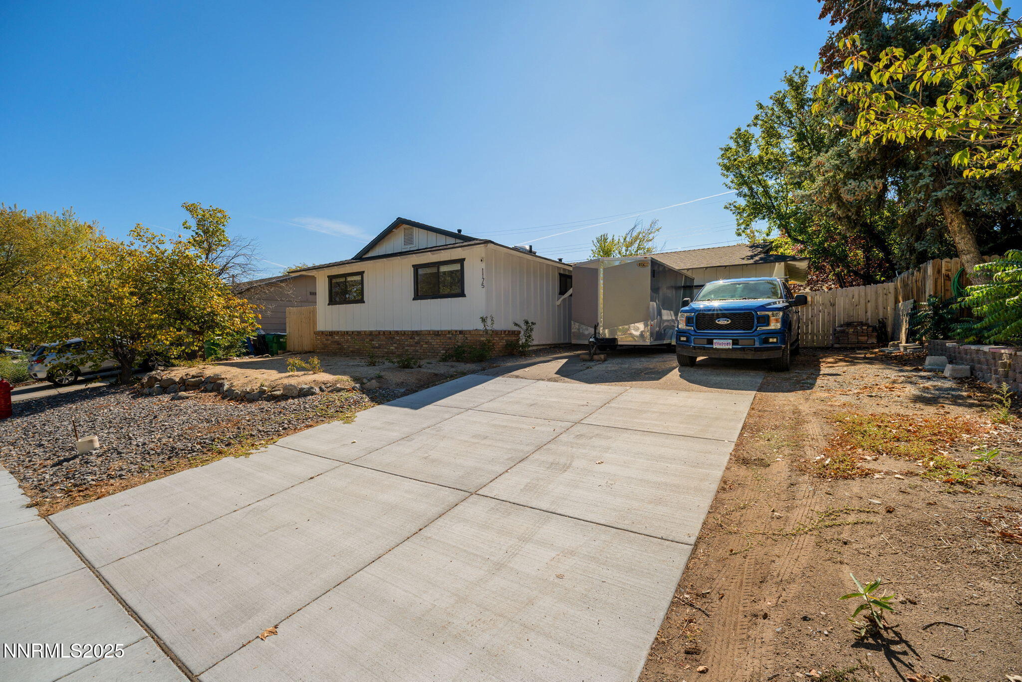 35-web-or-mls-1175 Akard Dr_-23