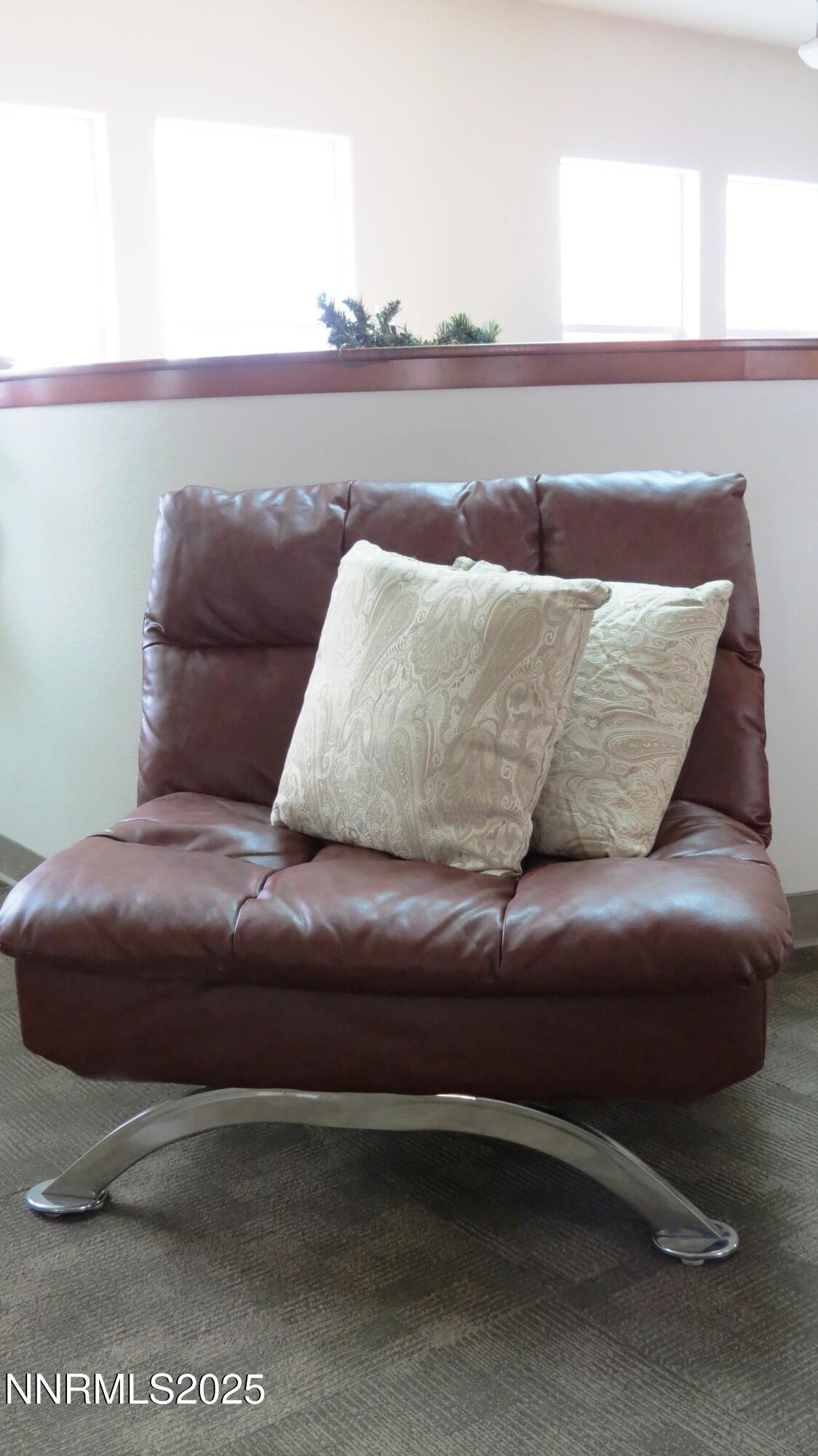 28 Lounge Chair Zoom