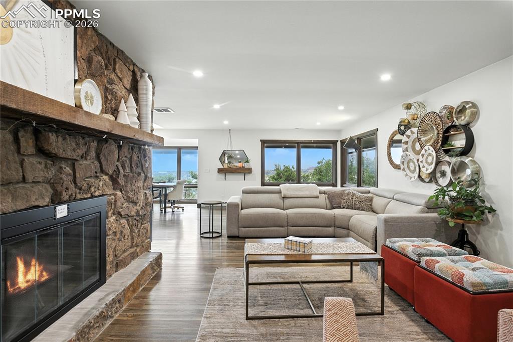 1420 Point Of The Pines Drive