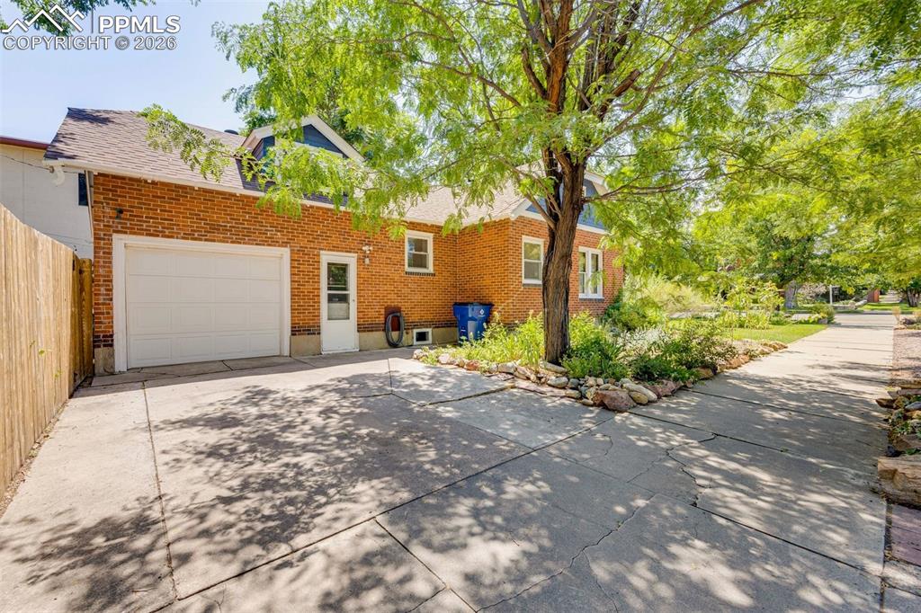 325 W Pitkin Avenue