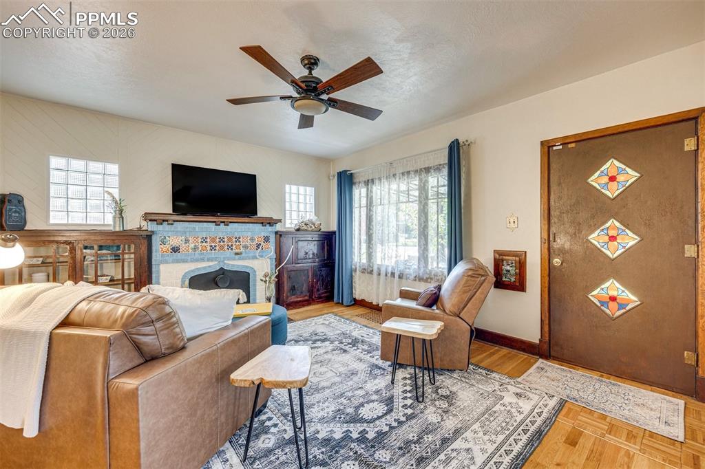 325 W Pitkin Avenue