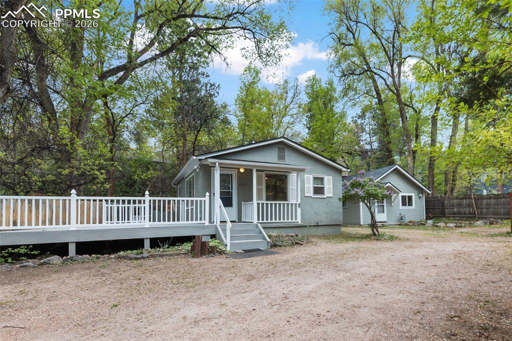 1527 W Cheyenne Road