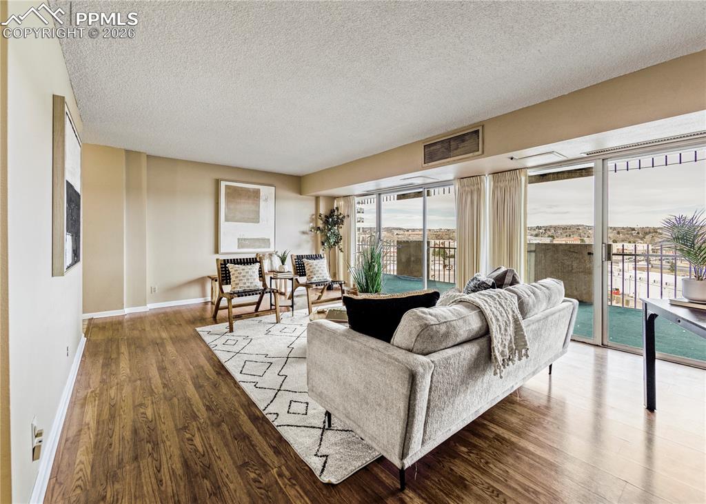 411 Lakewood Circle B712