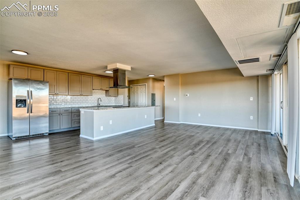 411 Lakewood Circle B1016