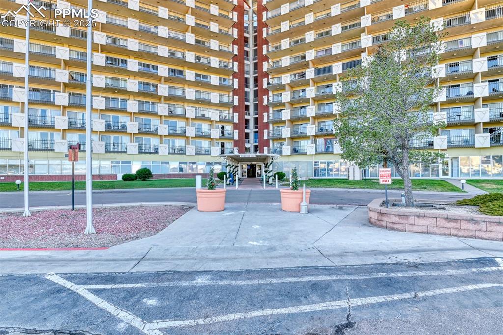 411 Lakewood Circle B1016
