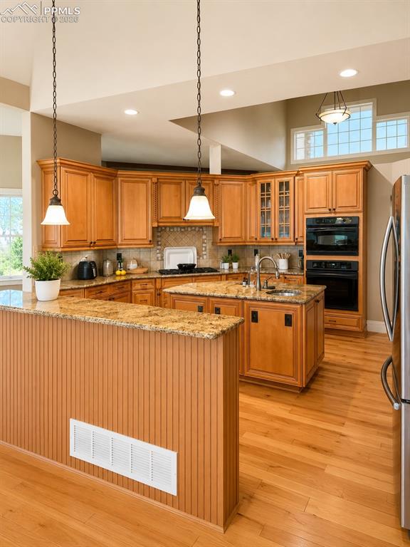 1085 High Lake View