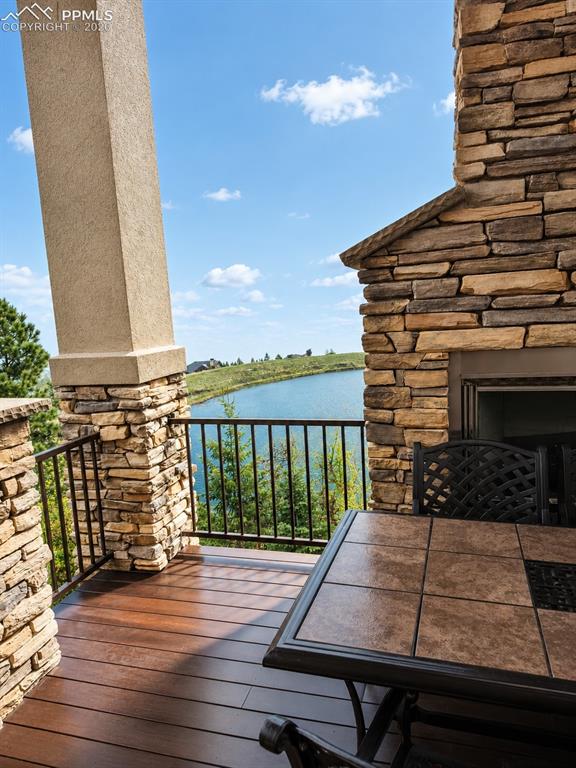 1085 High Lake View