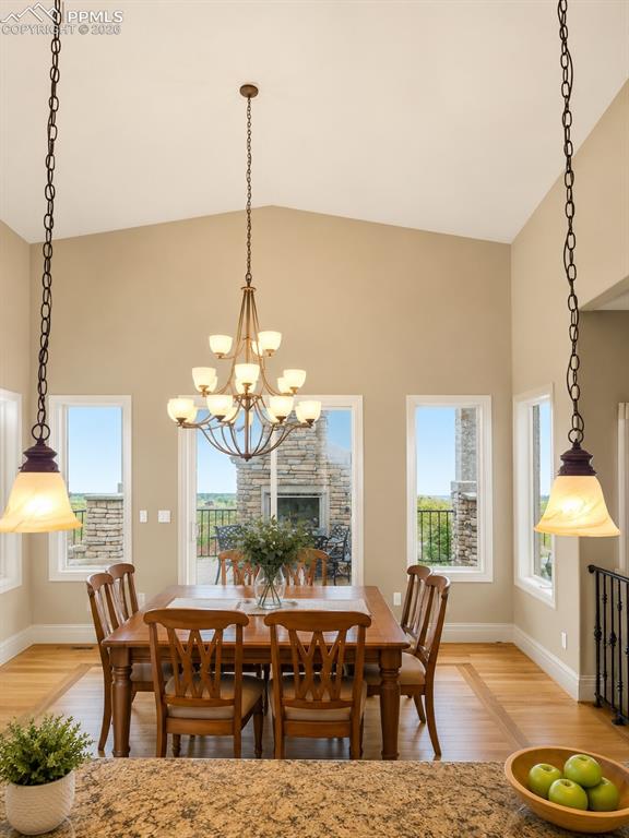 1085 High Lake View