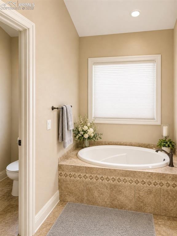 1085 High Lake View