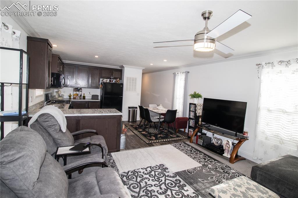 218 W Thurlow Avenue